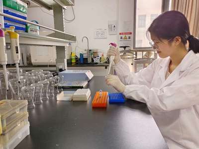 湖北工業(yè)大學(xué) 將“生態(tài)包袱”變?yōu)椤熬G色財(cái)富”的生物技術(shù)開發(fā)之路